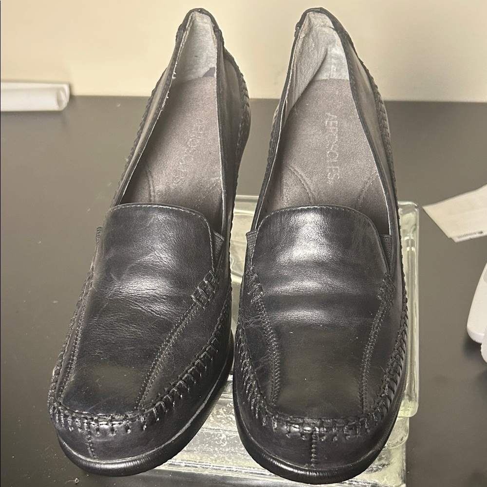 AEROSOLES Women's Classic Black wedge heal Loafers . New , size 9